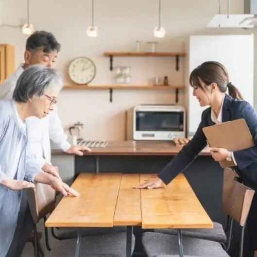 家事代行スタッフから見積もりを受ける高齢夫婦の様子