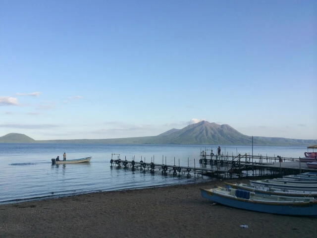 支笏湖の浜辺に、ボートが並べられてる写真