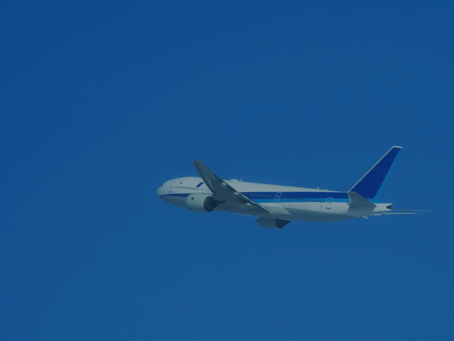 新千歳空港を離陸した国内線の旅客機の写真