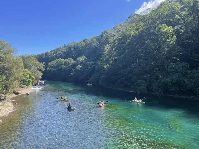 美しい支笏湖で人々がカヌーを楽しんでいる写真