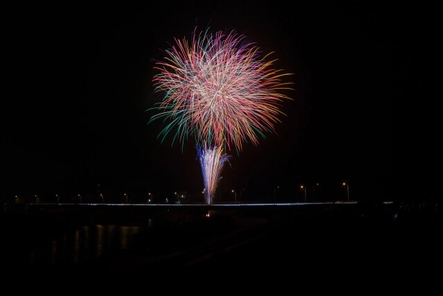 夜空に輝くえべつ花火の写真