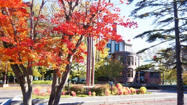 江別市ガラス工芸館と紅葉の写真