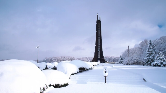 冬の北海道百年記念塔の写真