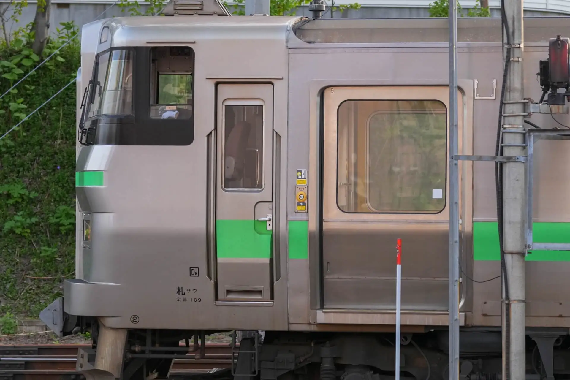 小樽駅を走るJR北海道733系電車の写真