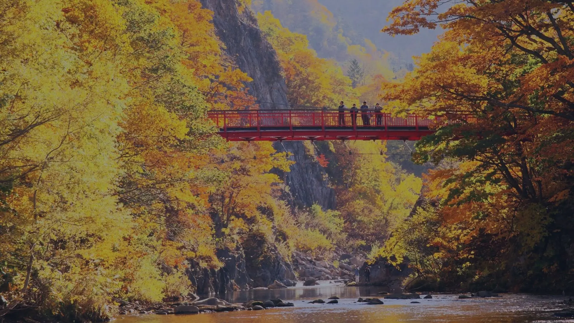 札幌市南区定山渓温泉の二見吊橋と紅葉の写真