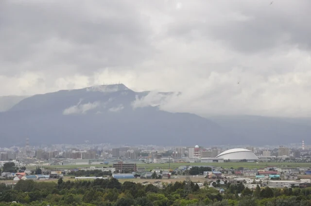 モエレ山から眺める、手稲山と雲海の写真