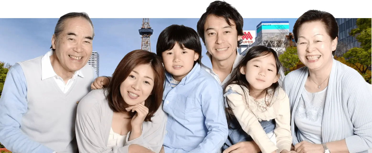 札幌の大通公園やテレビ塔の写真を背景に、6人の家族が並んでこちらを笑顔で見つめている写真