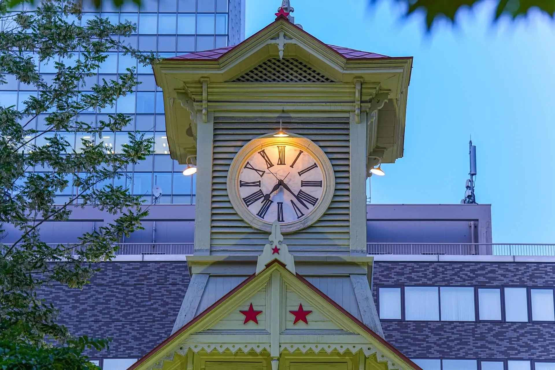 ライトアップされた夕方の札幌市時計台の写真